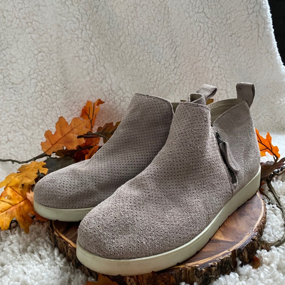 Sneaker boots